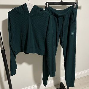 Alo Yoga Muse Set in Limited edition midnight green